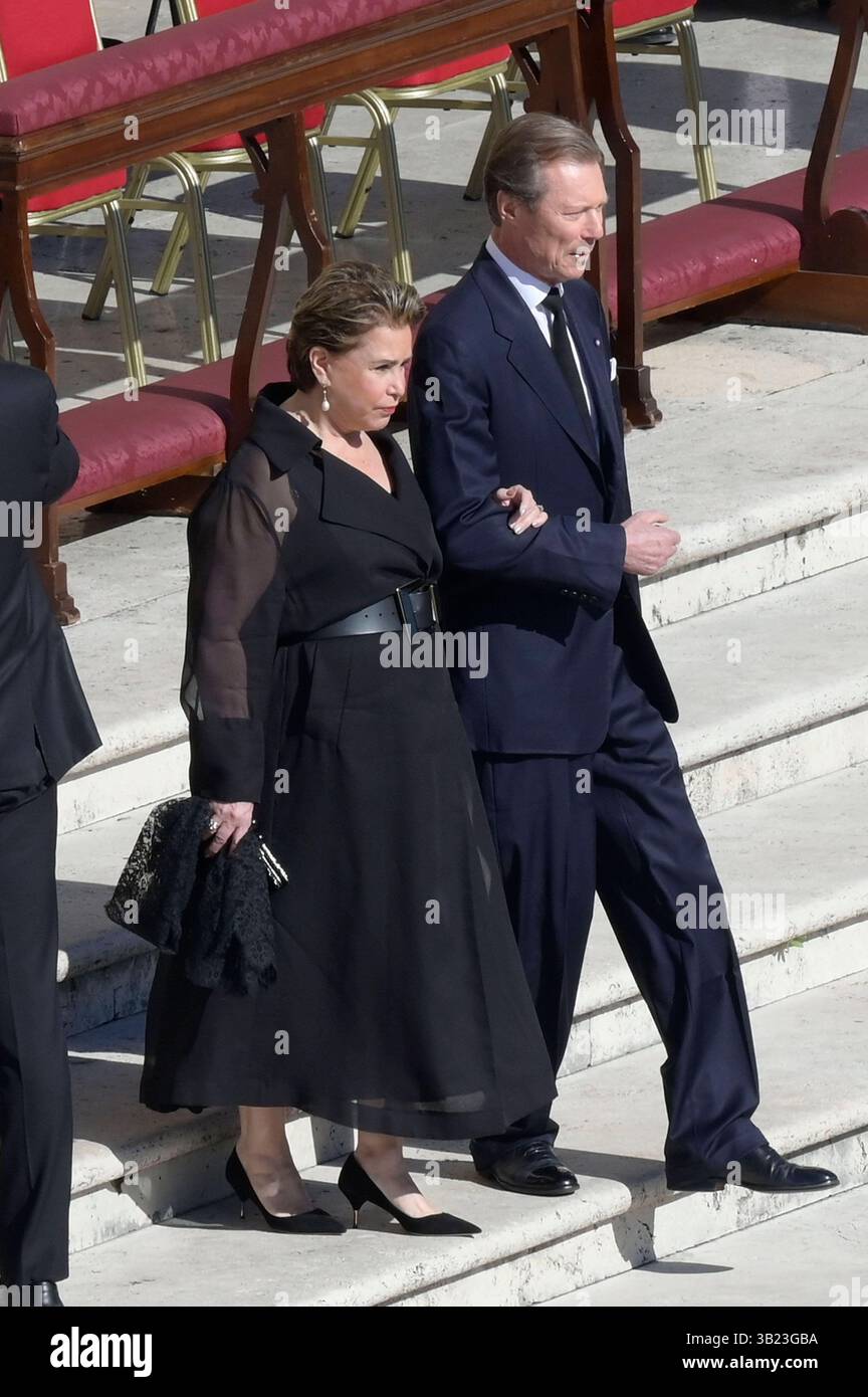 Großherzog Henri von Luxemburg mit Ehefrau Maria Teresa von Luxemburg bei der Trauermesse für den verstorbenen Papst Franziskus auf dem Petersplatz. Vatikanstadt, 26.04.2025 *** Grand Duke Henri of Luxembourg with his wife Maria Teresa of Luxembourg at the funeral mass for the late Pope Francis in St. Peters Square Vatican City, 26 04 2025 Foto:xA.xM.xTinghinox/xFuturexImagex trauermesse 5585 Stock Photo