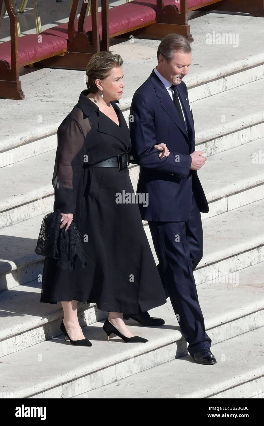 Großherzog Henri von Luxemburg mit Ehefrau Maria Teresa von Luxemburg bei der Trauermesse für den verstorbenen Papst Franziskus auf dem Petersplatz. Vatikanstadt, 26.04.2025 *** Grand Duke Henri of Luxembourg with his wife Maria Teresa of Luxembourg at the funeral mass for the late Pope Francis in St. Peters Square Vatican City, 26 04 2025 Foto:xA.xM.xTinghinox/xFuturexImagex trauermesse 5586 Stock Photo
