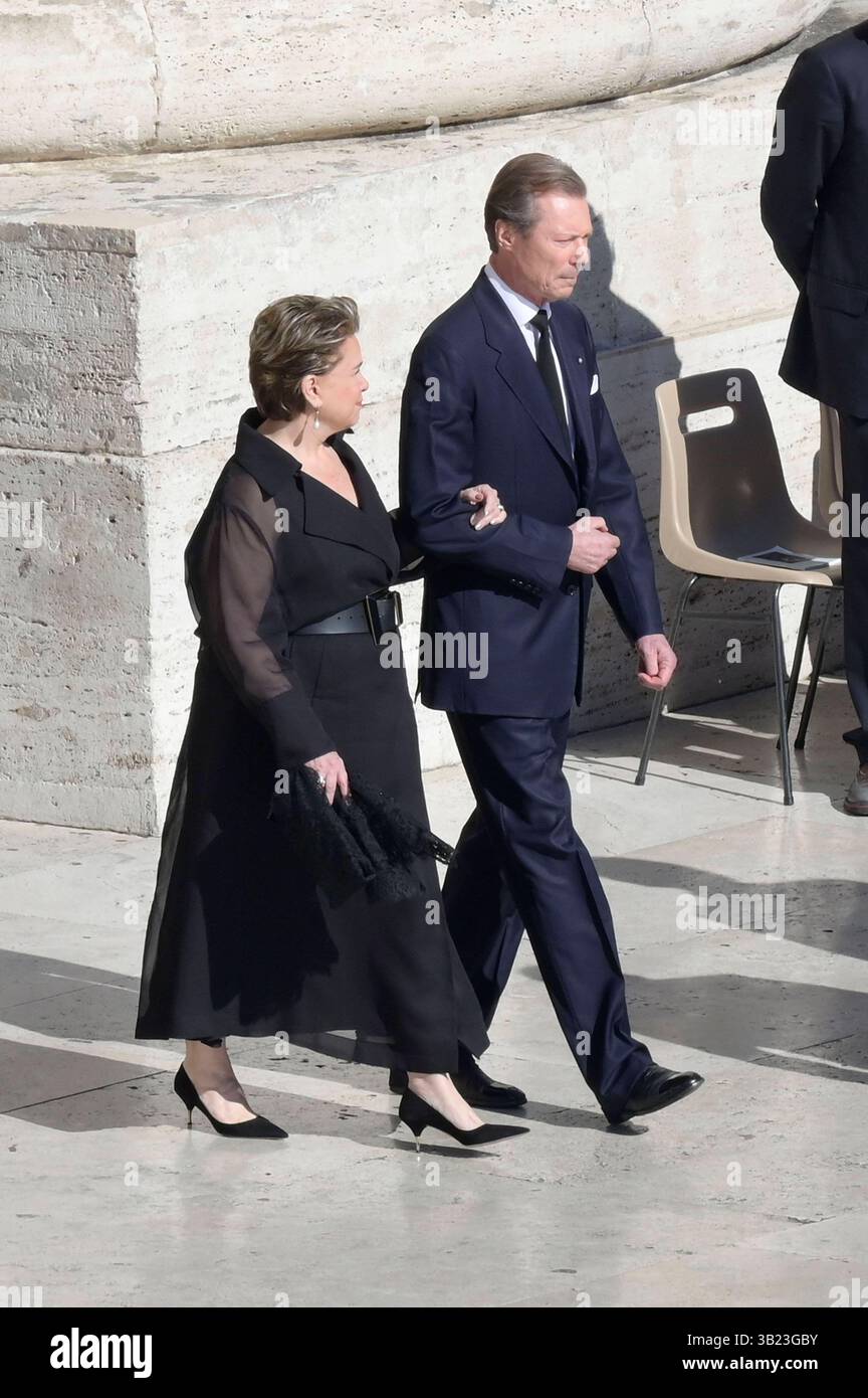Großherzog Henri von Luxemburg mit Ehefrau Maria Teresa von Luxemburg bei der Trauermesse für den verstorbenen Papst Franziskus auf dem Petersplatz. Vatikanstadt, 26.04.2025 *** Grand Duke Henri of Luxembourg with his wife Maria Teresa of Luxembourg at the funeral mass for the late Pope Francis in St. Peters Square Vatican City, 26 04 2025 Foto:xA.xM.xTinghinox/xFuturexImagex trauermesse 5581 Stock Photo