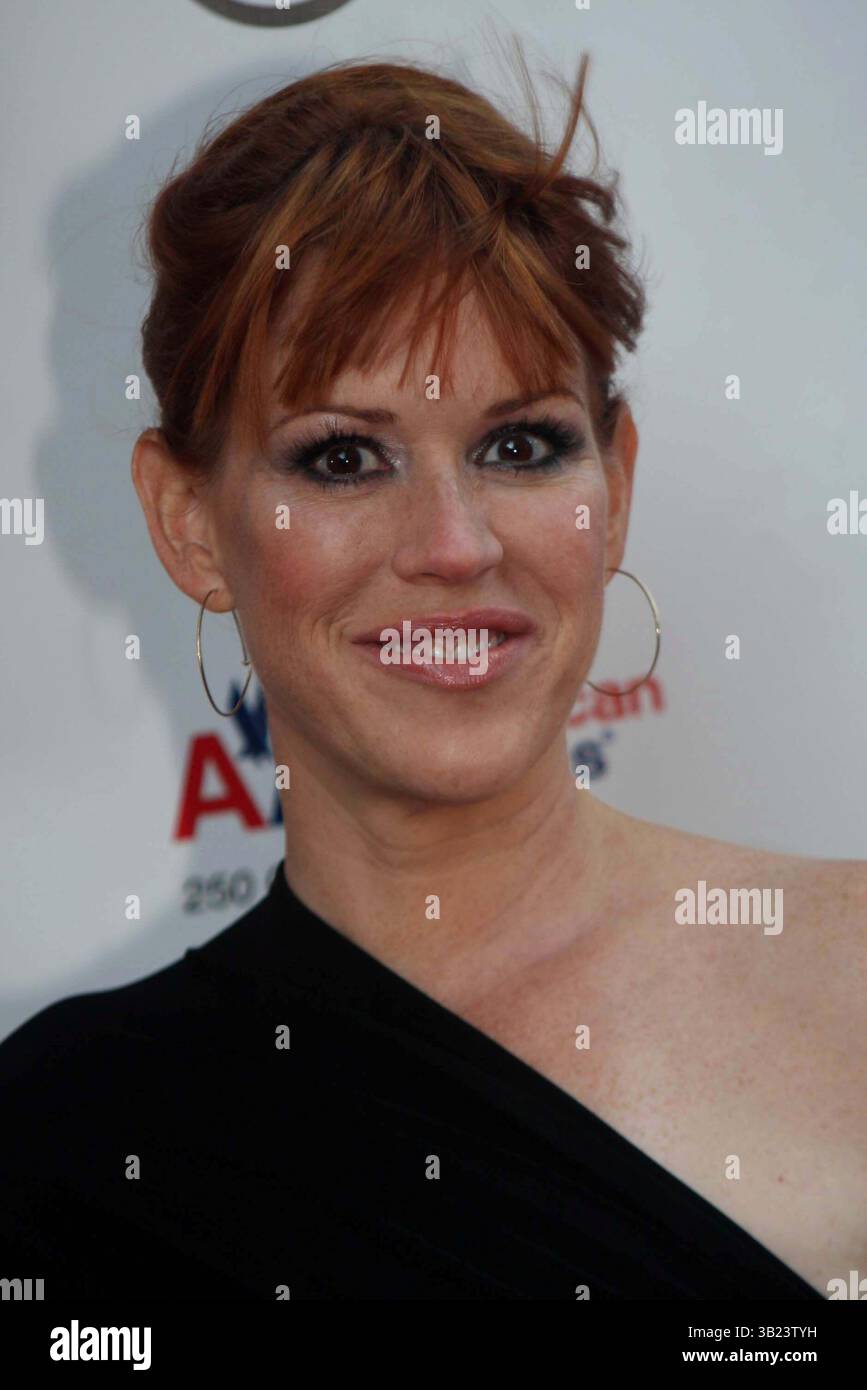 John hughes and molly ringwald hi-res stock photography and images - Alamy, image size:867x1390