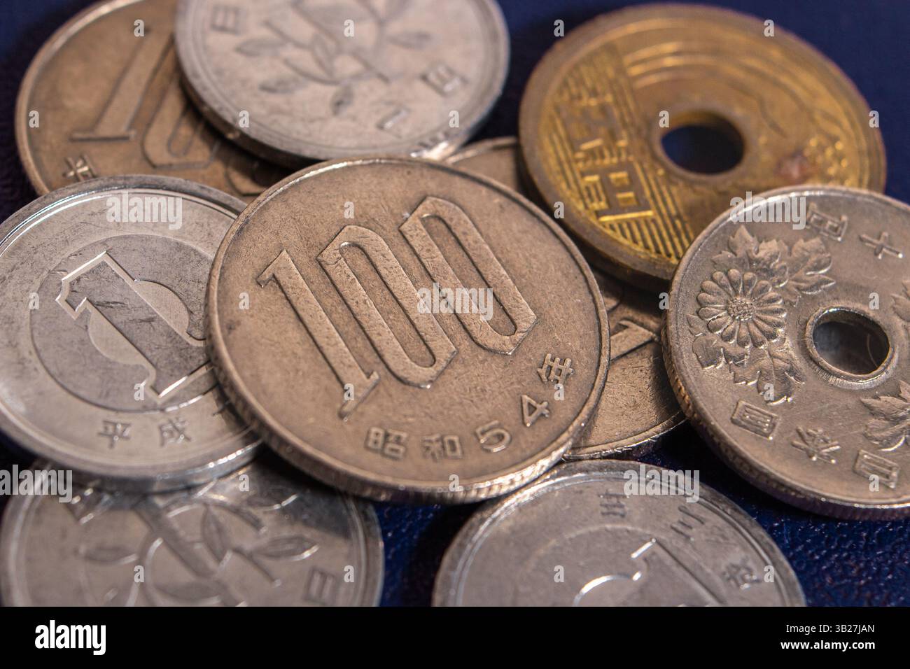 5 yen coin hi-res stock photography and images - Alamy
