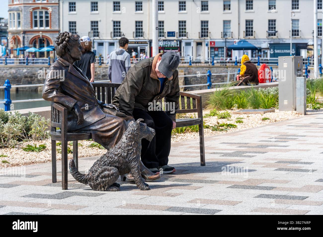 Torquay Raptor Statue Torquay, UK. 27th Apr, 2025. Tourists enjoy posing for photos with the ...