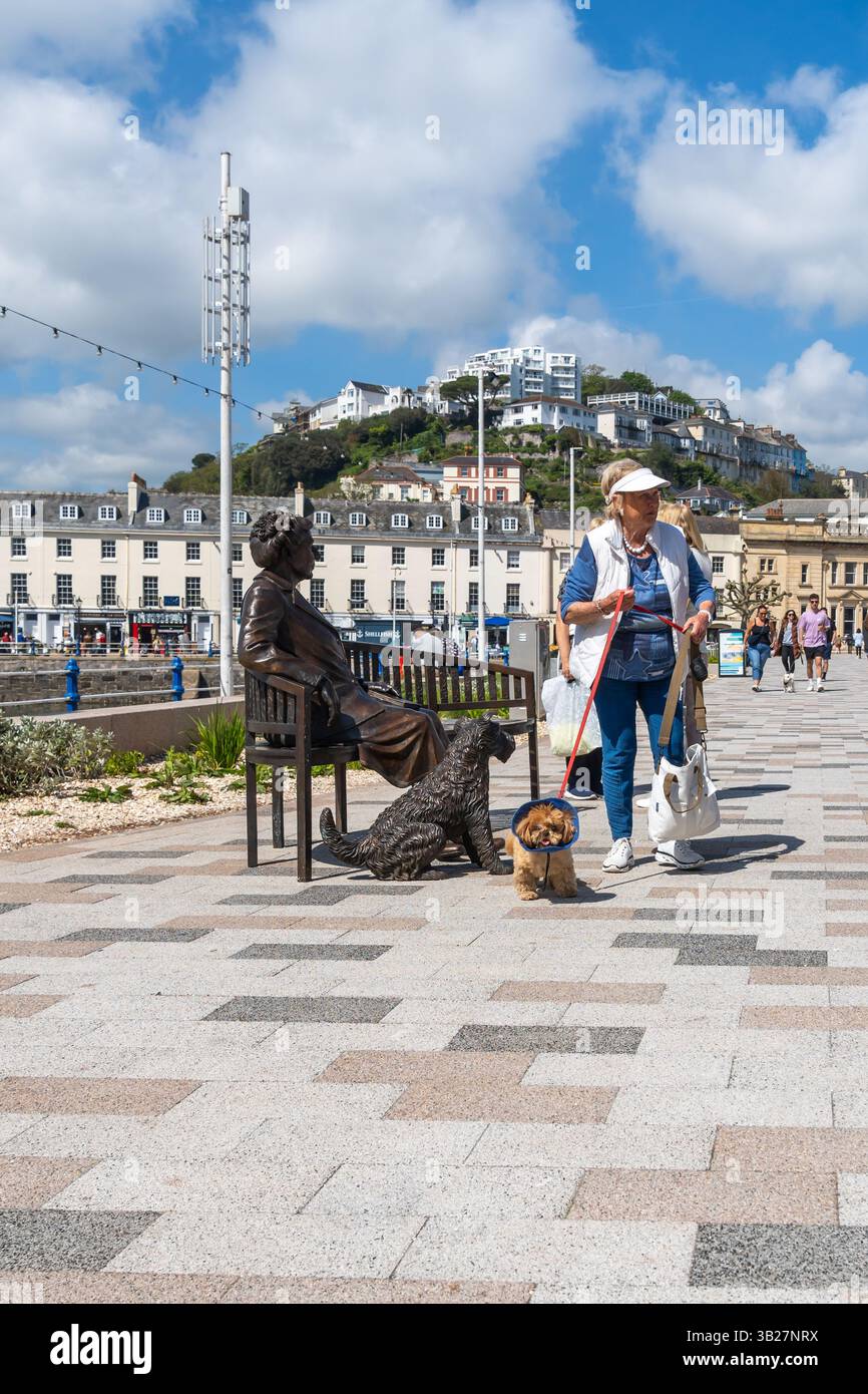 Torquay Raptor Statue Torquay, UK. 27th Apr, 2025. Tourists enjoy posing for photos with the ...