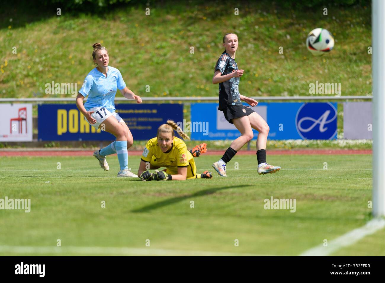 Aschheim, Germany. 27th Apr, 2025. Aschheim, Germany, April 27th, 2025: Hanna Wegscheider (30 FC Bayern Munich II) about to score while Leonie Wäschenbach (17 SG 99 Andernach) and Goalkeeper Laura van der Laan (1 SG 99 Andernach) watching during the 2. Frauen-Bundesliga match between FC Bayern Munich II and SG 99 Andernach at Sportpark Aschheim, Germany. (Sven Beyrich/SPP) Credit: SPP Sport Press Photo. /Alamy Live News Stock Photo