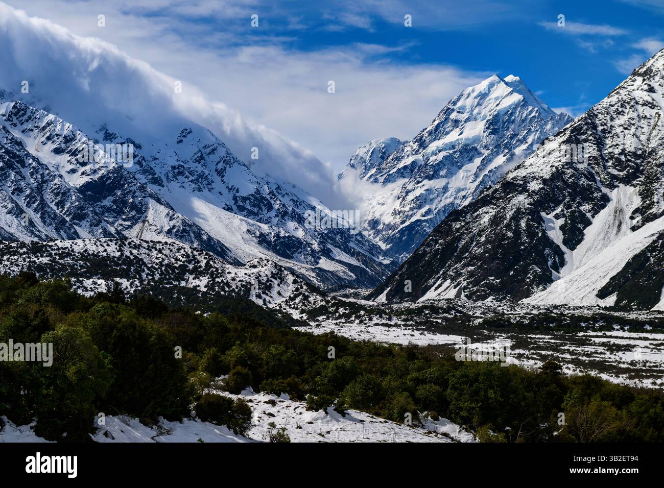 Mount Cook View The scenic views of Aoraki Mount Cook National Park Stock Photo - Alamy