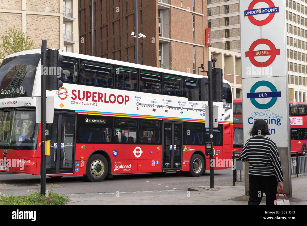Superloop Bus Sl4 Bus ebd71 hi-res stock photography and images - Alamy