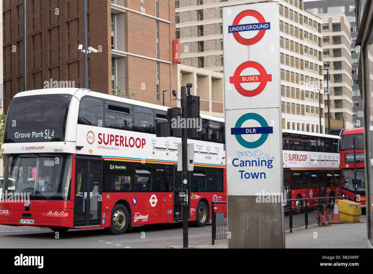 Superloop Bus Sl4 Bus ebd65 hi-res stock photography and images - Alamy