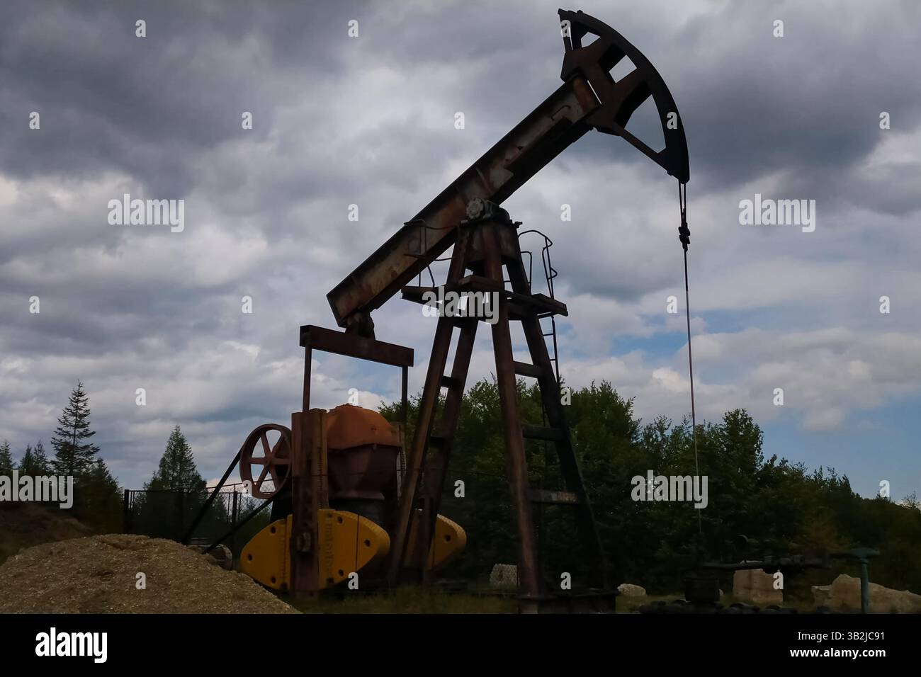Wwell Rocking Rocking machine on an oil well. Oil production Stock Photo - Alamy