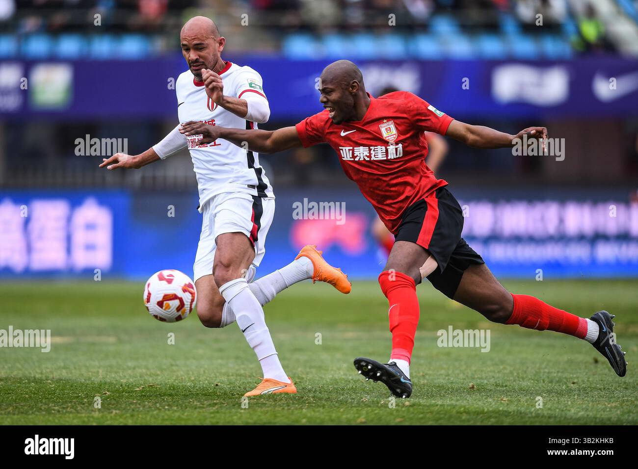 Chengdu Rongcheng Football Club defeated Changchun Yatai Football Club ...