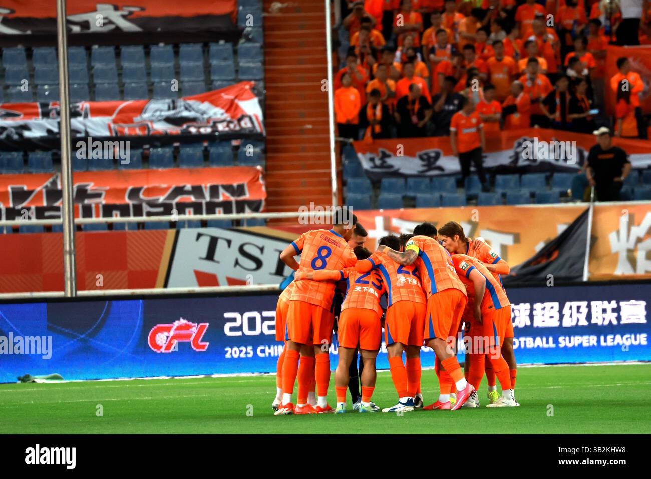 Shanghai Shenhua Football Club defeated Shandong Taishan Football Club ...