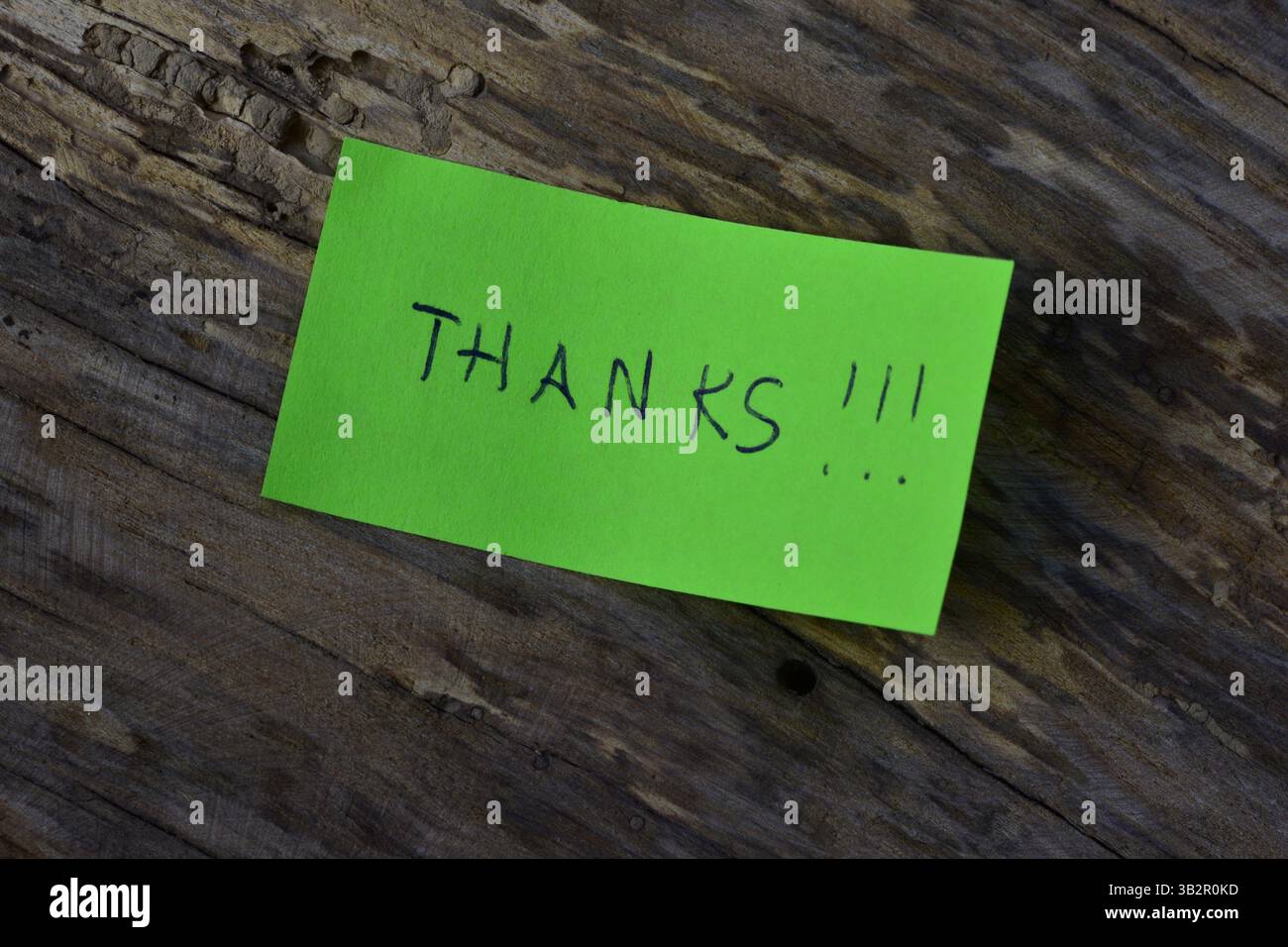 Message thanks thank you on green sticky note day on wooden board textured background Stock Photo
