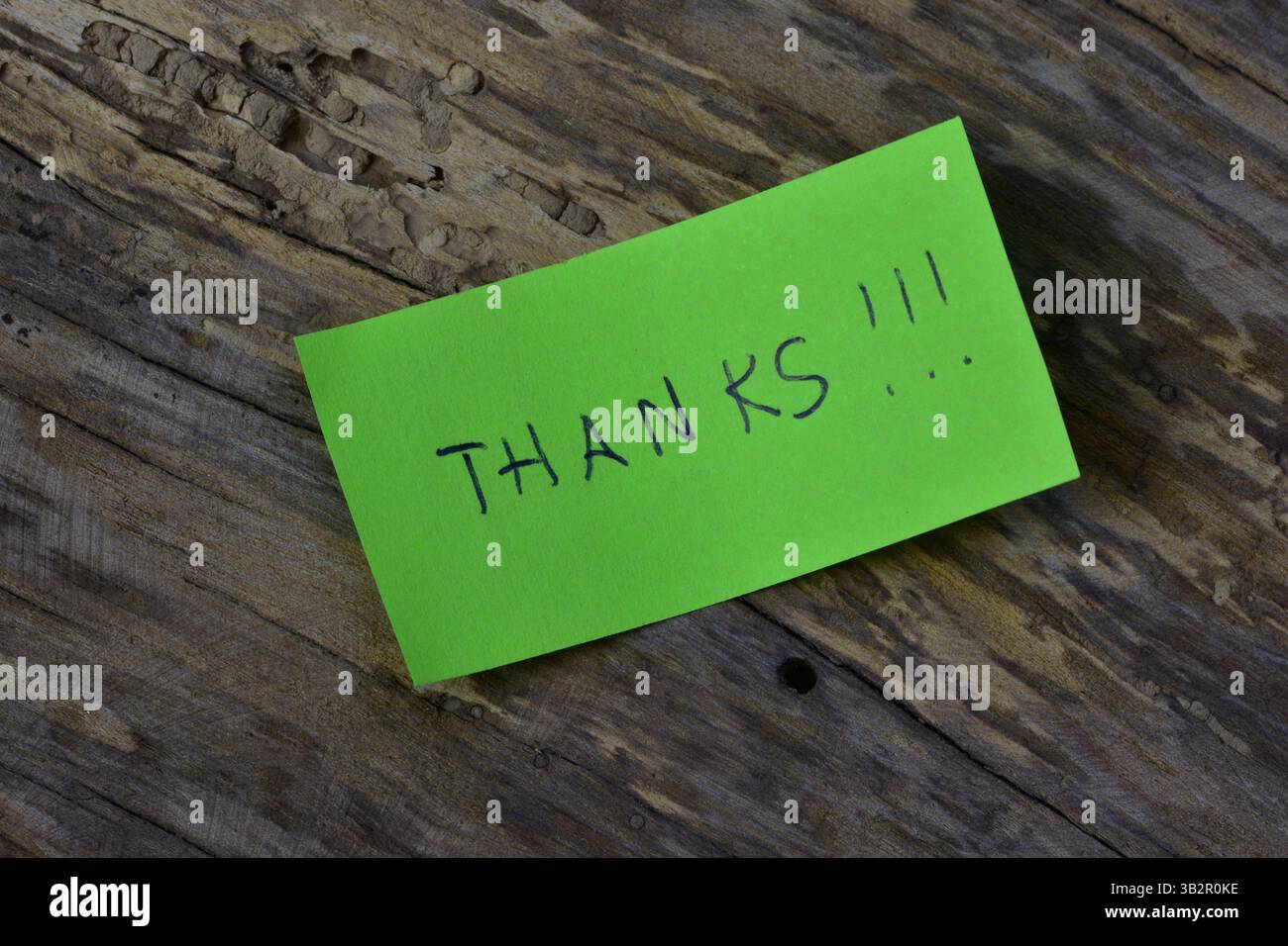 Message thanks thank you on green sticky note day on wooden board textured background Stock Photo