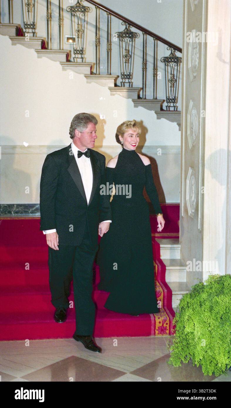 hillary clinton dress state dinner Former President Bill Clinton and former Secretary of State Hillary Clinton returned to the White House on Thursday evening for the state dinner in honor of Kenyan President William Ruto., Watch more