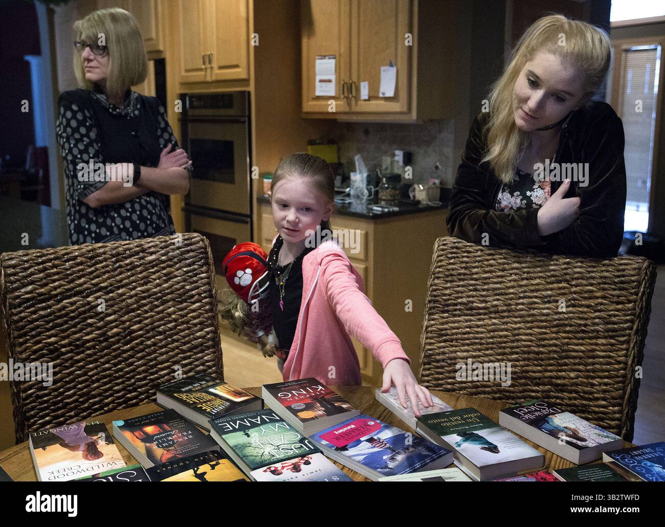Jan. 19, 2016 - Plymouth, MN, USA - Elisabeth Ansley with daughters/models Niamh, 8, and Chaeli, 20, on Jan. 19, 2016 in Plymouth, Minn. Ansley turned a late-breaking photography hobby into a surprising career. Just five years after creating her first book jacket image, the Plymouth resident's work adorns the covers of pop-fiction page turners by big names like Stephen King and Danielle Steele and, this month, her biggest score yet, international no. 1 best seller James Patterson. (Credit Image: © Carlos Gonzalez/TNS via ZUMA Wire) Stock Photo