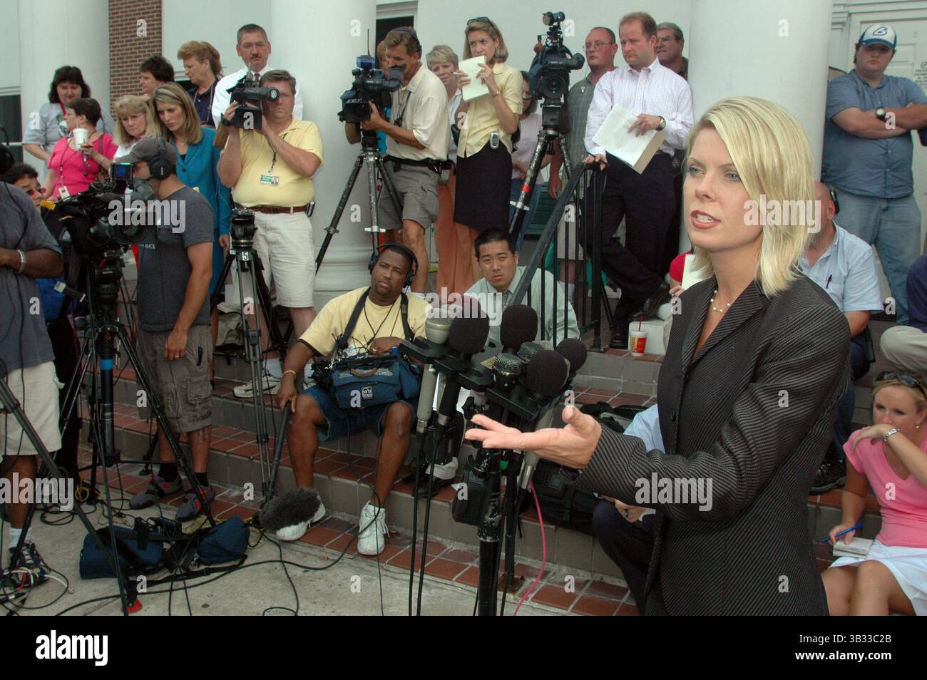 August 10, 2005 - SHOOTING1.JH#1.JPG METRO 08/10/05 NEWS SENTINEL PHOTO BY JOE HOWELL Tenneseee Bureau of Investigation spokeswoman Jennifer Johnson addresses the media on the steps of the Roane County Courthouse Wednesday.  Johnson answered questions concerning information about the nationwide manhunt for an escaped inmate and his wife, a former prison nurse accused of fatally shooting a correction officer to free her husband. (Credit Image: © Joe Howell/Knoxville News Sentinel via ZUMA Wire) Stock Photo