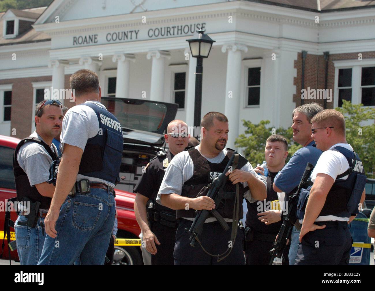 August 9, 2005 - SHOOTING7.JH#1.JPG METRO 08/09/05 NEWS SENTINEL PHOTO BY JOE HOWELL A chaotic scene of police and bystanders followed the scene of a shooting at the Roane County Courthouse that left a correction office dead and two suspects on the loose. Correction officer Wayne ''Cotton'' Morgan died at the University of Tennessee Medical Center after being shot three times in the parking lot of the courthouse, according to authorities. (Credit Image: © Joe Howell/Knoxville News Sentinel via ZUMA Wire) Stock Photo