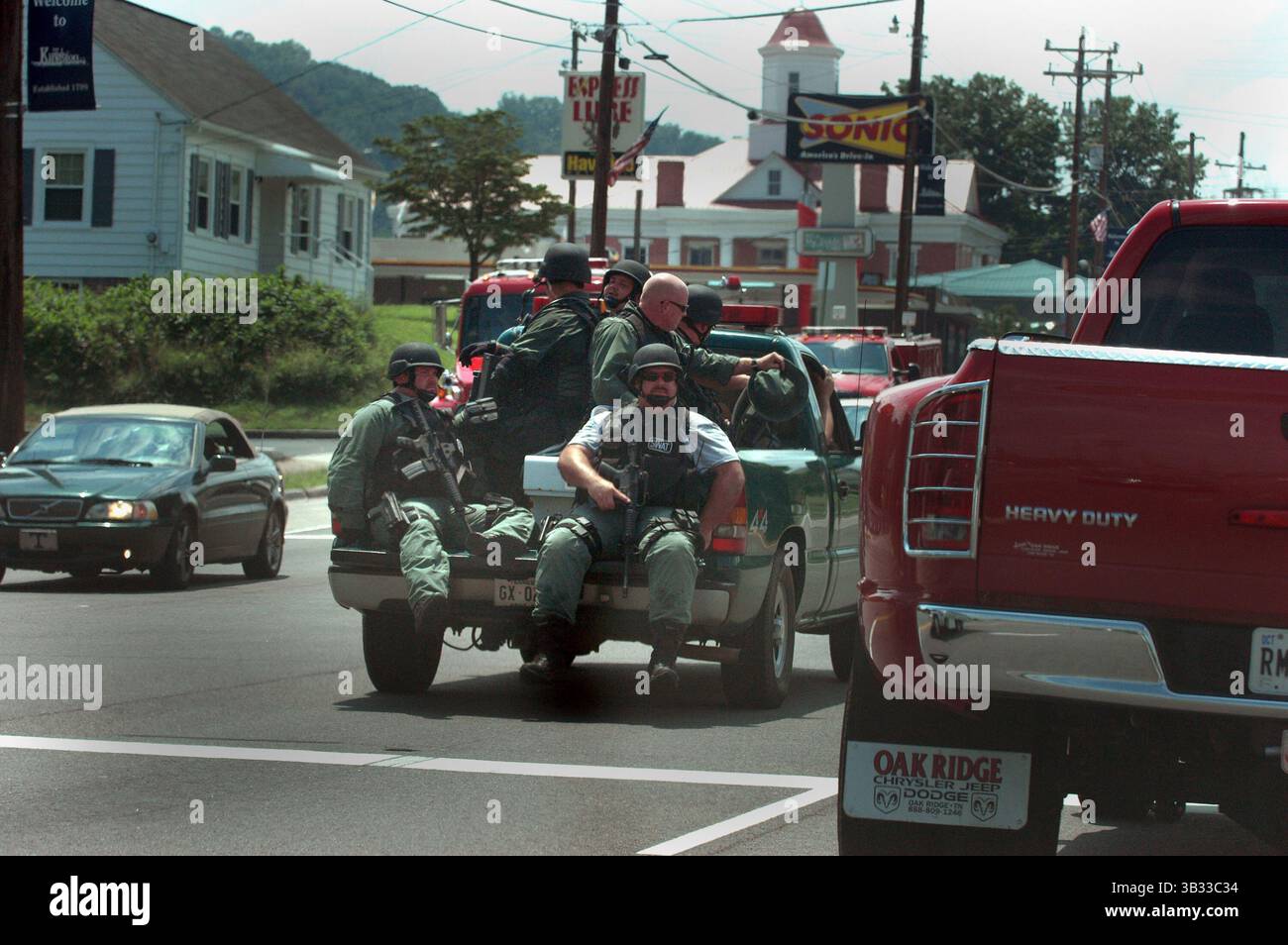 August 9, 2005 - SWAT team members roll through the streets of Kingston after a former prison nurse killed a correction officer and sprang her inmate husband from custody during a shootout at the Roane County Courthouse Tuesday, Aug. 9, 2005. (Credit Image: © Joe Howell/Knoxville News Sentinel via ZUMA Wire) Stock Photo