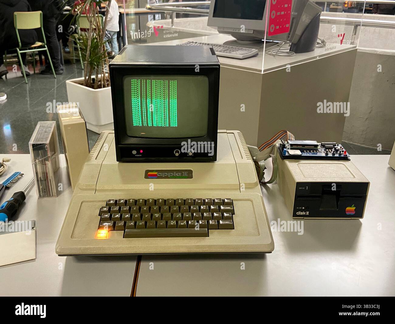AppleⅡ plus diskⅡ 2台 モノクロディスプレイモニタ AppleⅡ plus diskⅡ 2台 モノクロディスプレイモニタ 250px-