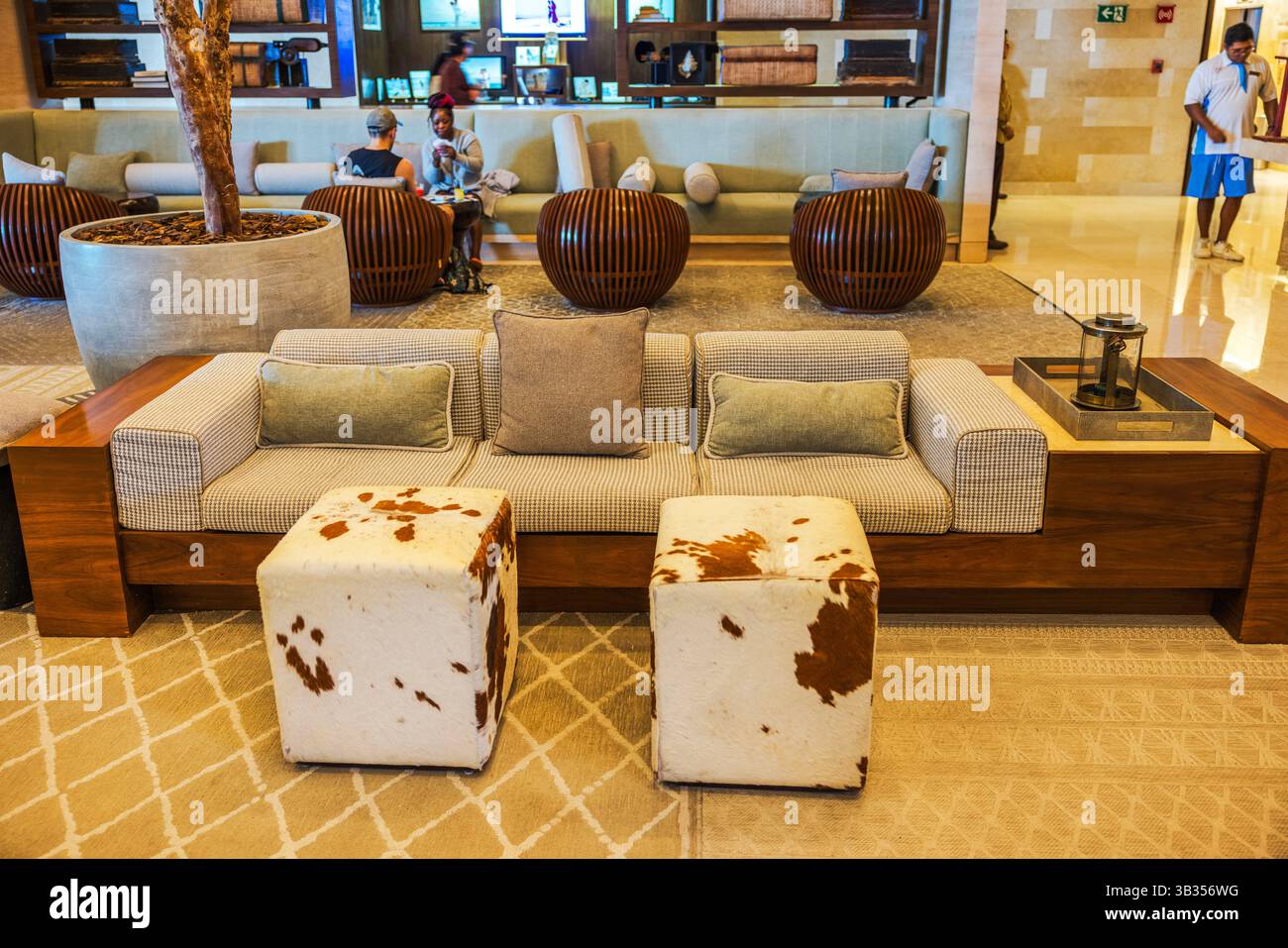 Hotel lobby guests sitting hi-res stock photography and images - Alamy