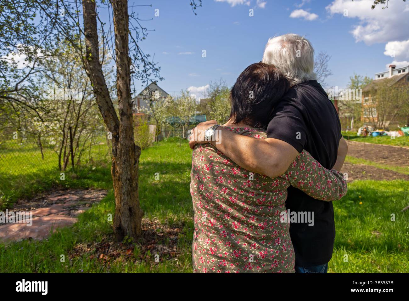 Love couple hugging in nature hi-res stock photography and images - Alamy