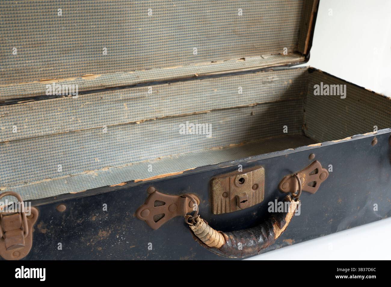 Vintage Brown Leather Suitcase With Metal Details Stock Illustration