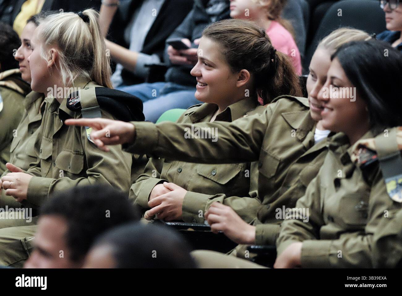 Middle east women military training hi-res stock photography and images ...