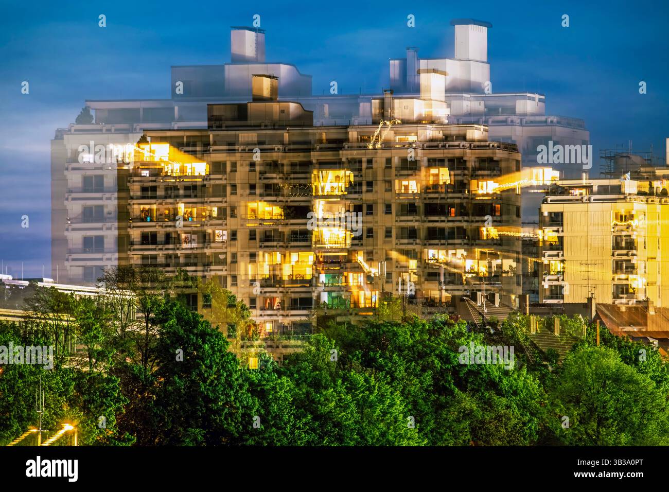 Wohnhochhäuser an der Schwanthalerhöhe, helle Fenster strahlen in die Dunkelheit, Symbolfoto Wohnen in München, April 2025 Deutschland, München, April 2025, Schwanthalerhöhe bei Nacht, Wohnblöcke leuchten in den Abend- und Nachthimmel, Leuchtspuren durch Langzeitbelichtung, Symbolfoto Mietpreise in München, Architektur, Bayern, *** High-rise residential buildings on Schwanthalerhöhe, bright windows shine into the darkness, symbolic photo Living in Munich, April 2025 Germany, Munich, April 2025, Schwanthalerhöhe at night, apartment blocks shine into the evening and night sky, traces of light th Stock Photo