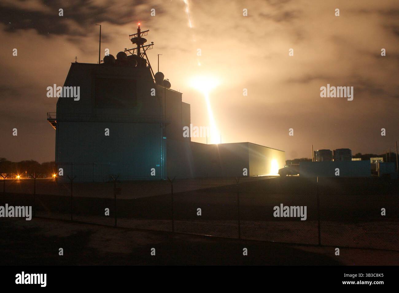 Standard missile sm 3 block ib threat hi-res stock photography and ...