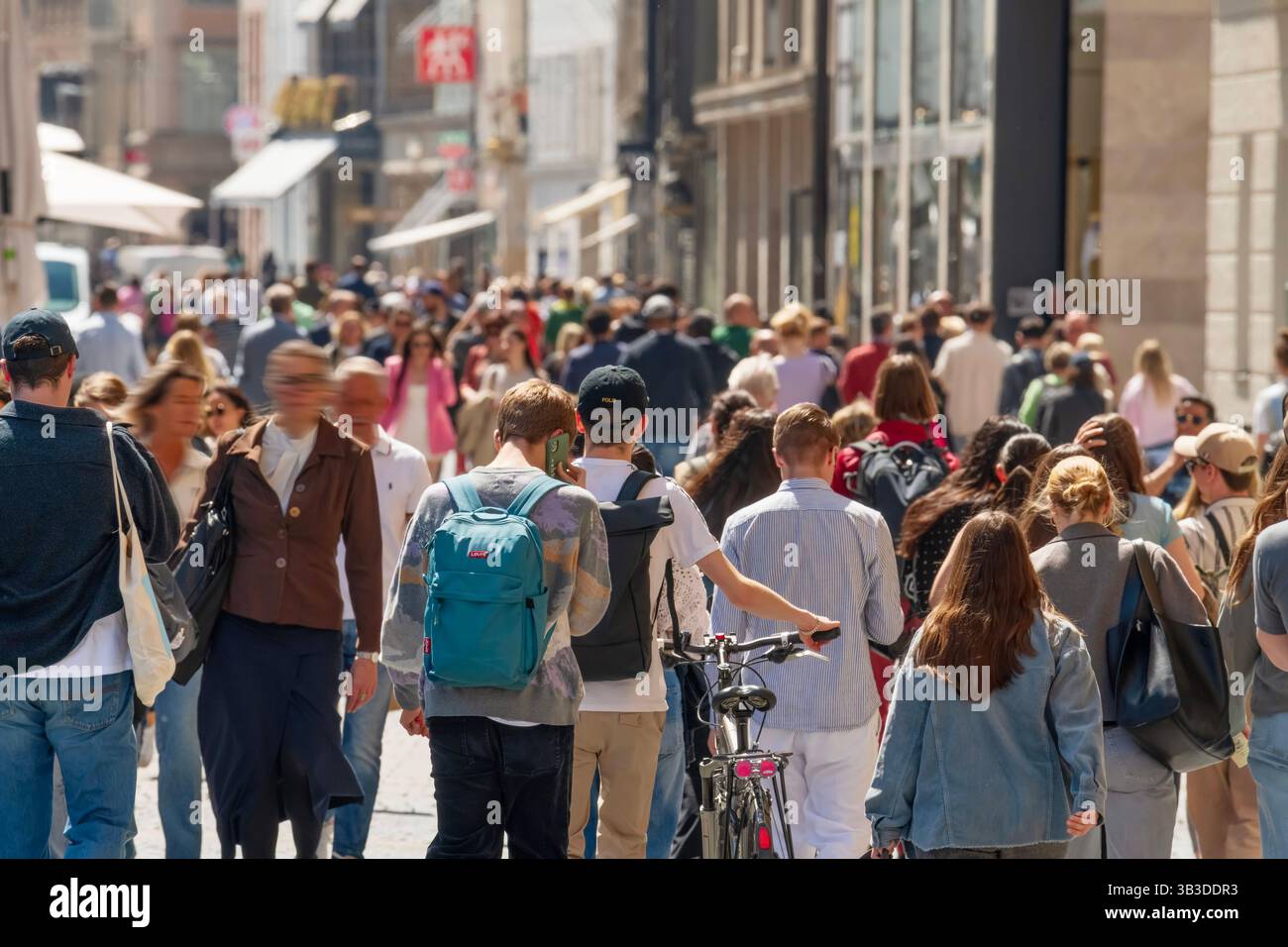 Shopping in der Theatinerstraße bei schönstem Frühlingswetter, München, April 2025 Deutschland, München, April 2025, Shopping bei Frühlingswetter in der Altstadt, viele Münchner und Münchnerinnen unterwegs in der Theatinerstraße, Montagnachmittag, Einkaufsstraße, Sonnenschein, Innenstadt, Altstadt, Wirtschaft, Frühling, Bayern, *** Shopping in Theatinerstrasse in beautiful spring weather, Munich, April 2025 Germany, Munich, April 2025, Shopping in spring weather in the old town, many Munich residents out and about in Theatinerstrasse, Monday afternoon, shopping street, sunshine, city center, o Stock Photo