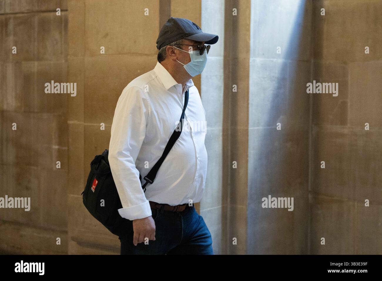 Paris, France. 29th Apr, 2025. Accused robber arrives for the trial for ...