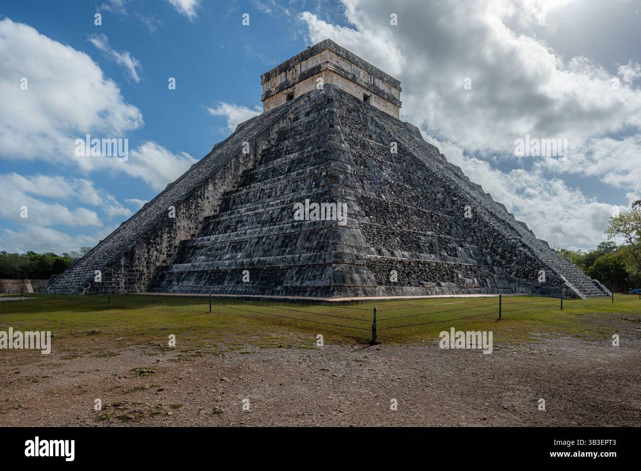 Temple of Kukulcán (El Castillo) at Chichen Itza, Mexico Stock Photo ...