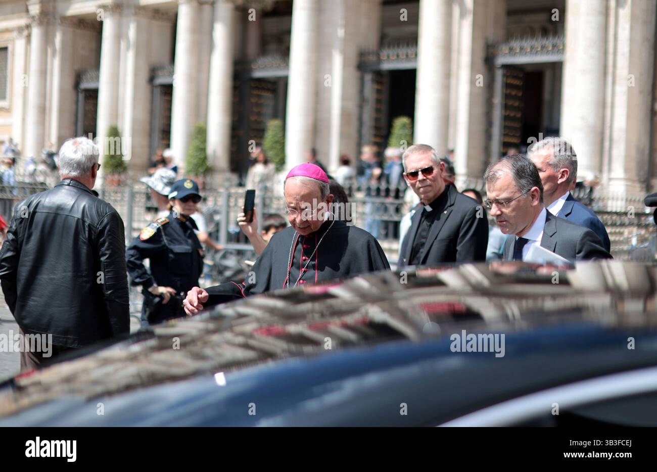Richard Lori, Erzbischof von Baltimore, steigt vor der Basilika Santa ...