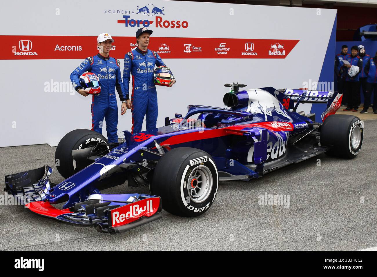 Scuderia Toro Rosso Honda STR13, steering wheel details during the