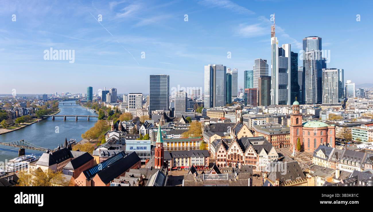 Frankfurt Skyline Hochhäuser in der Innenstadt mit Römer und Fluss Main ...