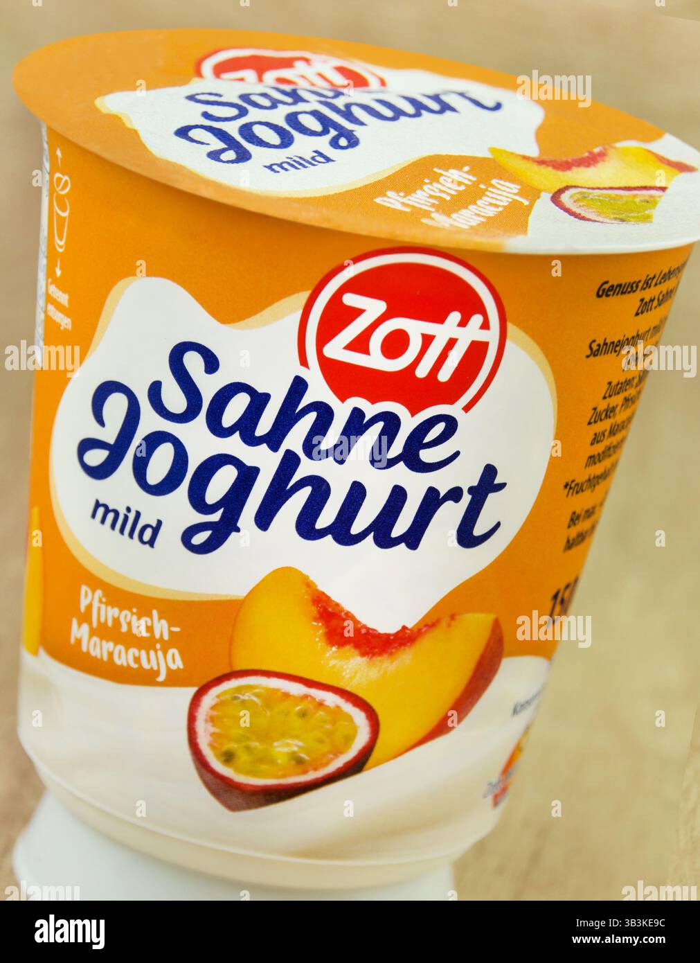 1 Becher Zott Sahne Joghurt Pfirsich Maracuja Stock Photo