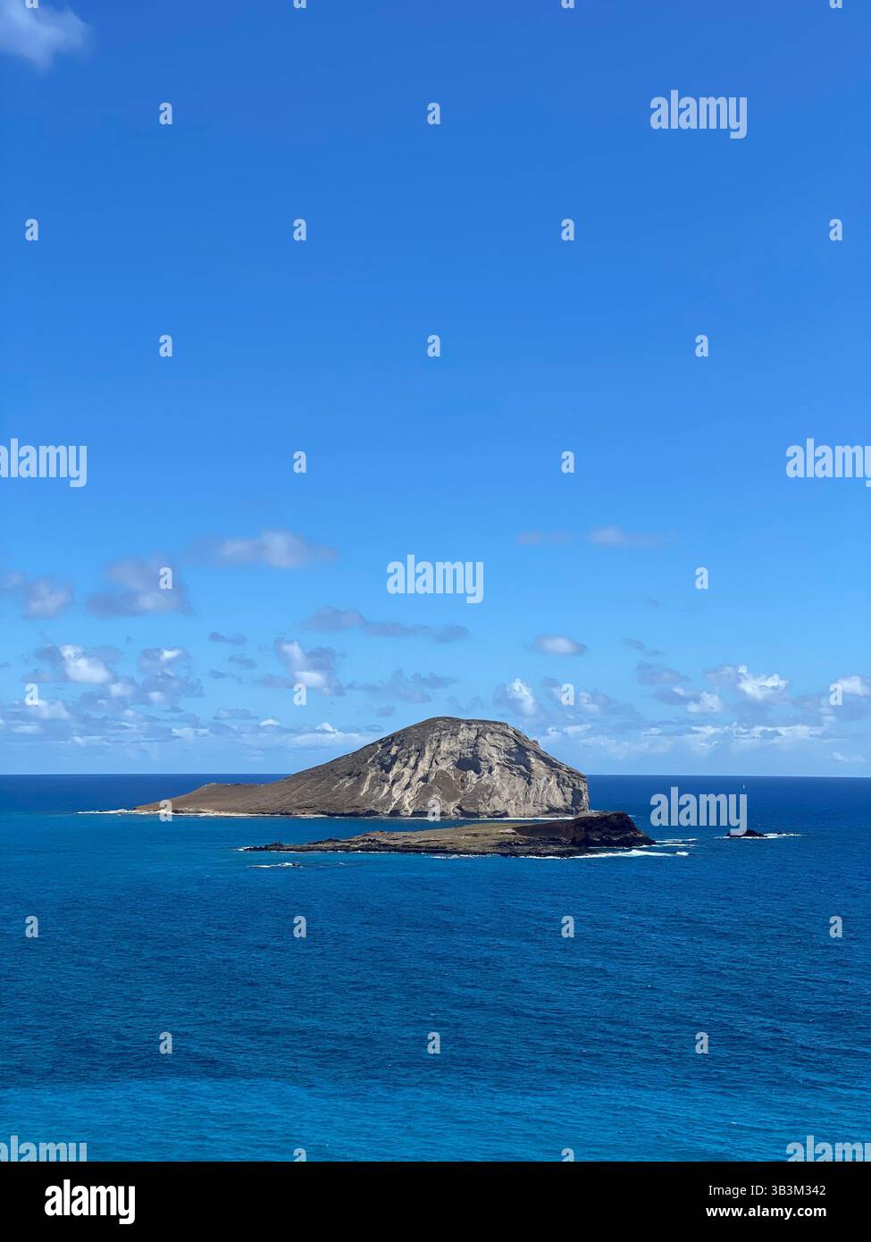 Endless blue meets volcanic shores — Hawaii’s raw beauty in one frame. - Smartphone Captured Stock Image