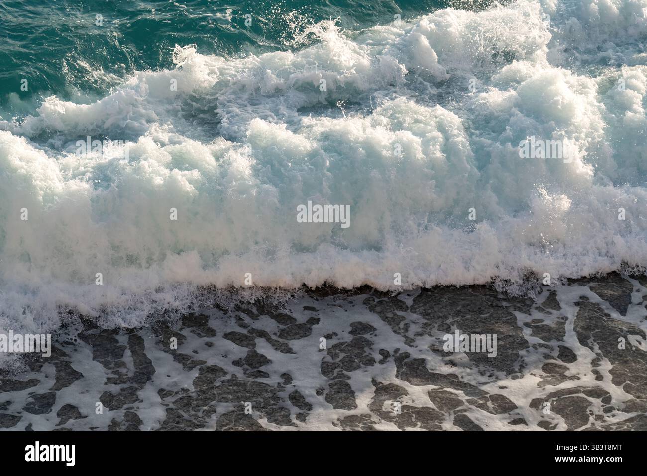 Foamy waves on the sea surface Stock Photo - Alamy
