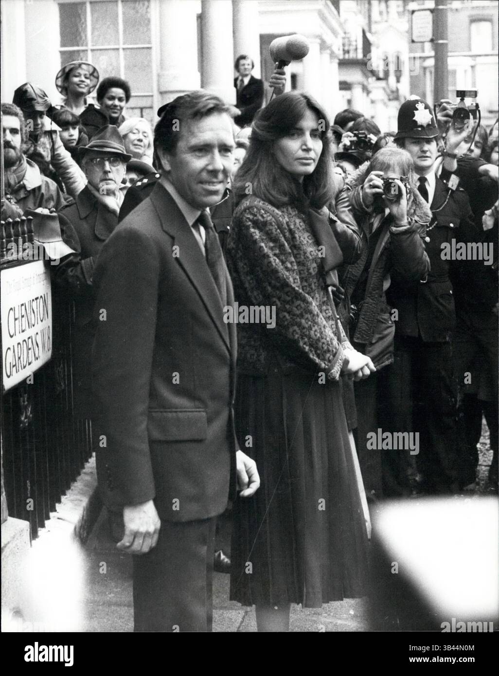 Wedding in Cannes : Love in Sunlight and Soft Rain - Wedding Photographers  Italy and France, image size:1026x1390