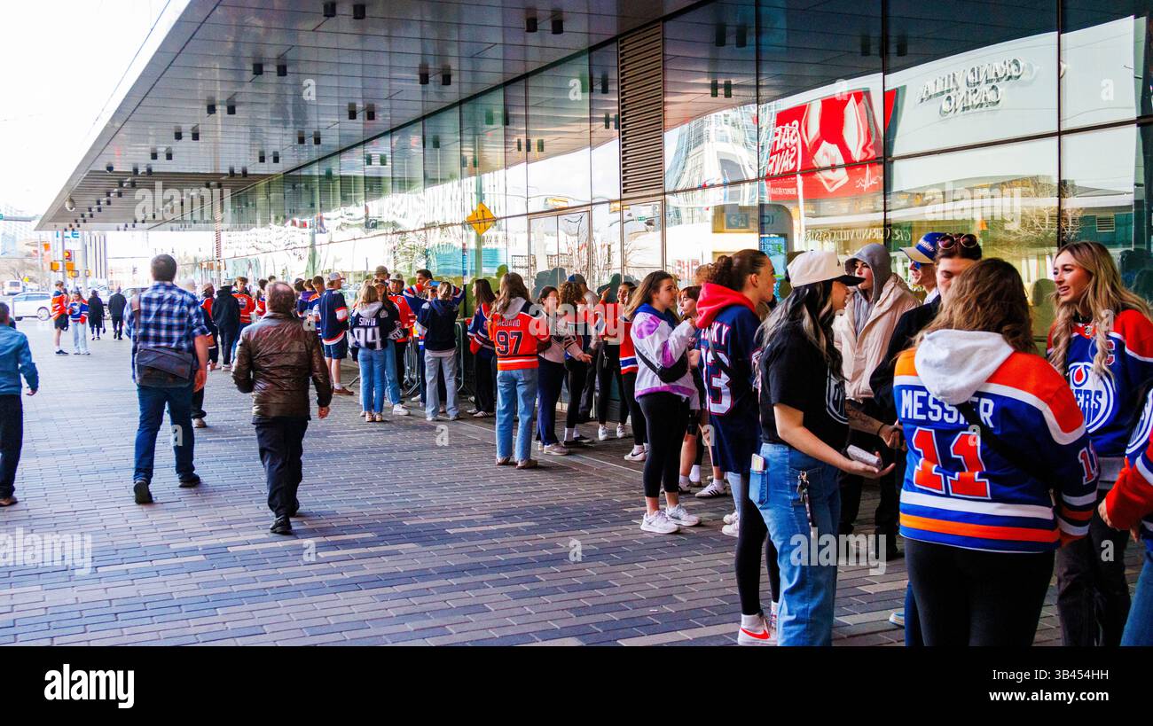 edmonton-canada-29th-apr-2025-edmonton-oilers-fans-start-lining-up