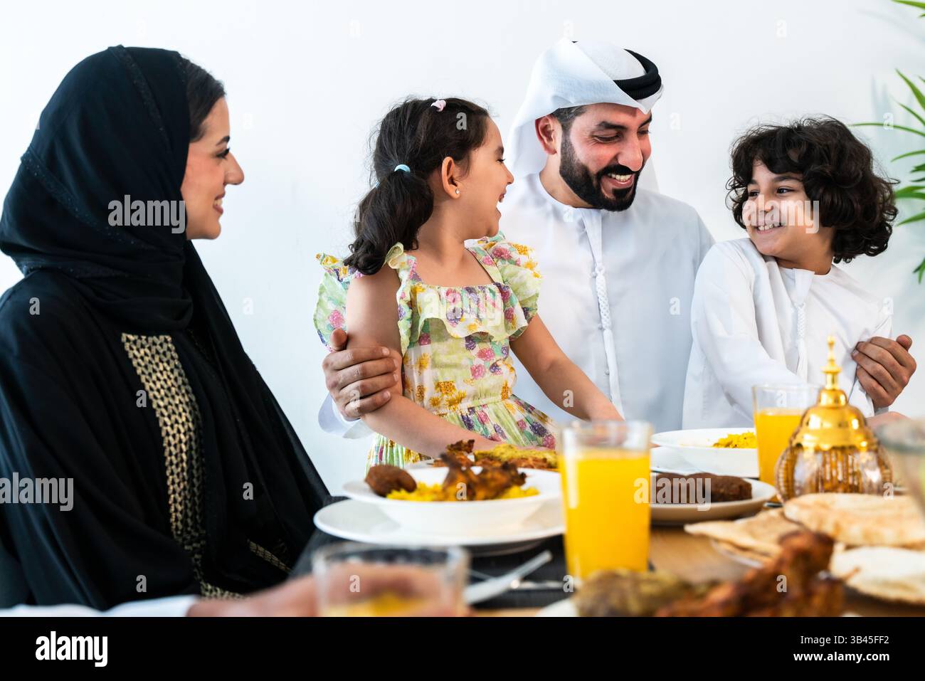 Arab parents and children hi-res stock photography and images - Alamy