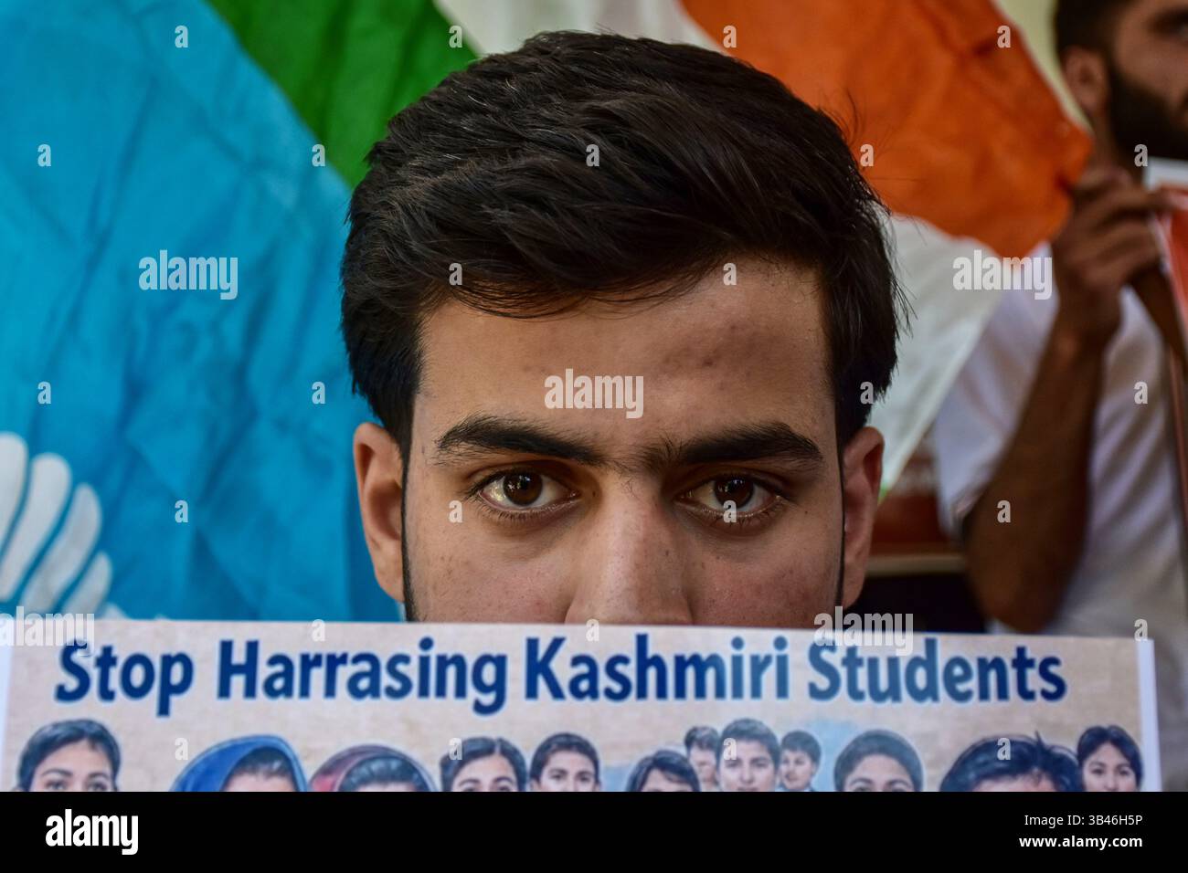 Srinagar, India. 30th Apr, 2025. A Kashmiri student holds a placard ...