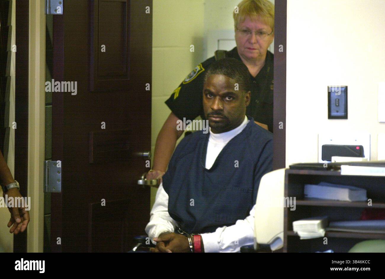 Oct 23, 2002 - Orlando, Florida, U.S. - KENNY WILLIAMS enters the courtroom Thursday, Oct. 24, 2002 in Orlando, Fla. Williams was paralyzed when deputy sheriffs shot him in the chest as he drove a stolen car toward a deputy about a week after Deborah Fielding's body was found in April 2000. Williams confessed to murdering Fielding and James Windham III. (Credit Image: © George Skene/Orlando Sentinel/TNS/ZUMAPRESS.com) Stock Photo