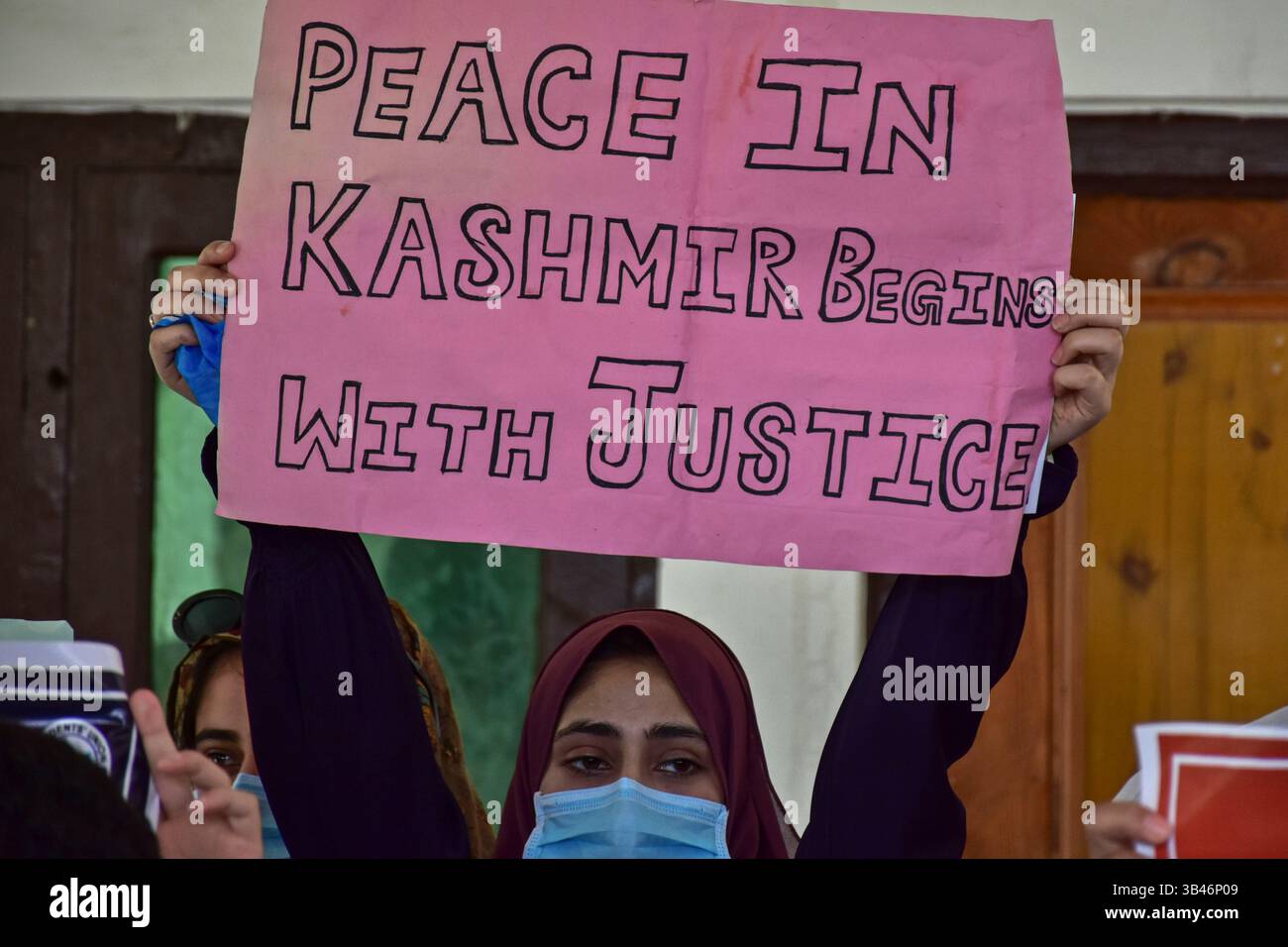 Srinagar, India. 30th Apr, 2025. A Kashmiri student holds a placard ...