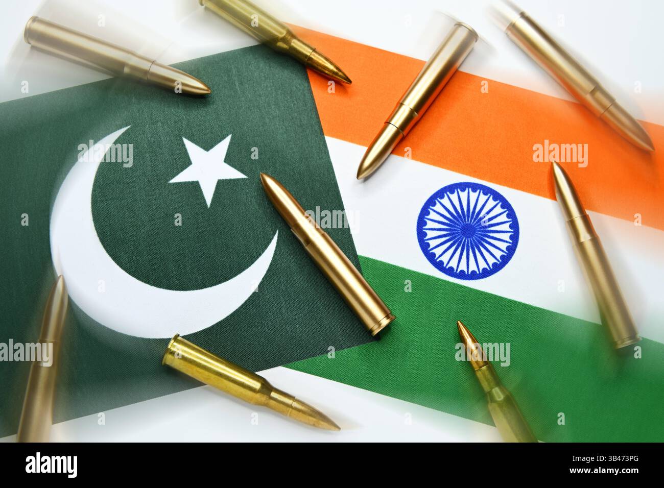 Gewehrpatronen auf den Fahnen von Pakistan und Indien, Symbolfoto ...