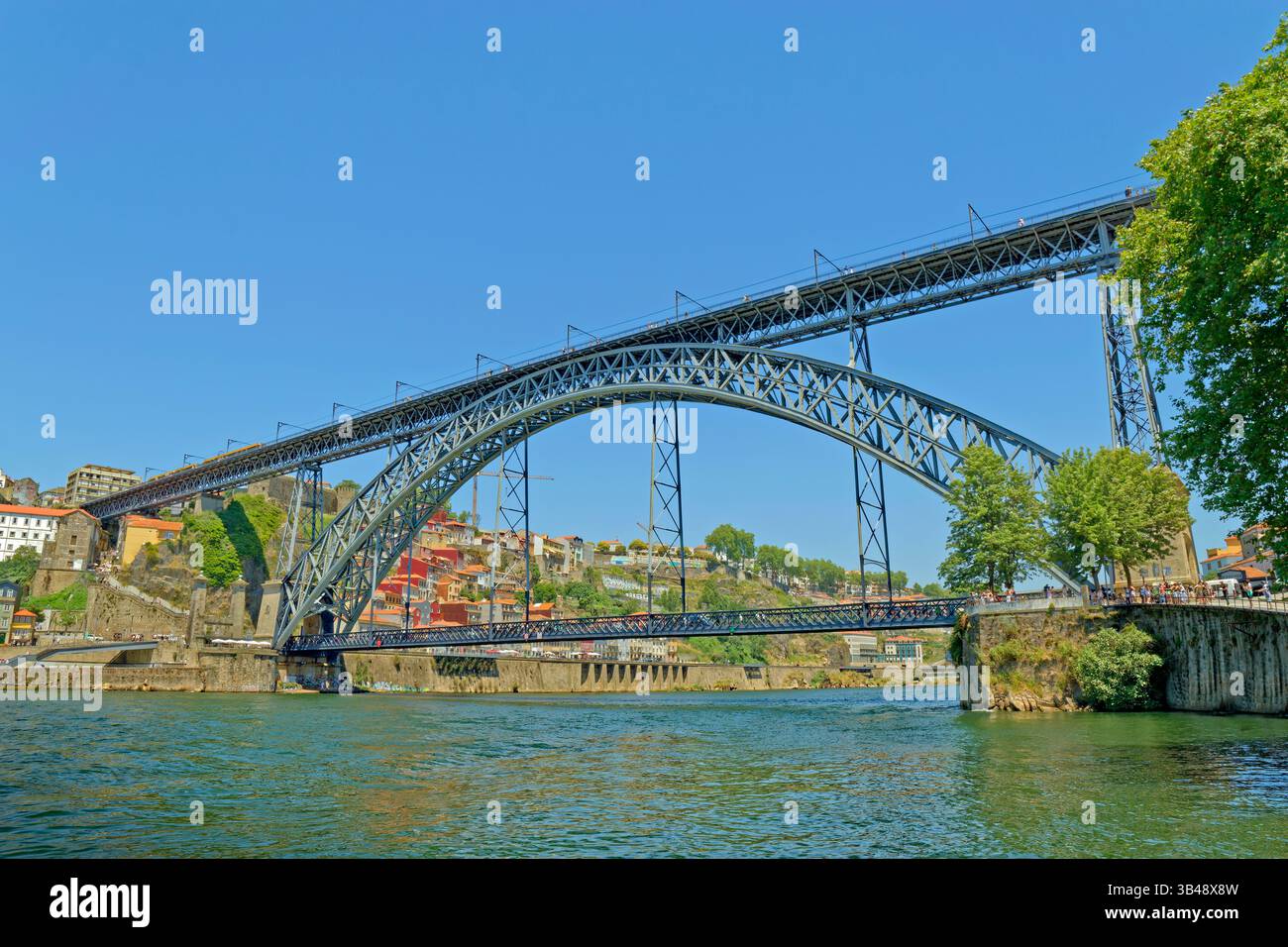 The River Douro and Dom Luis 1 bridge from the Vila Nova de Gaia  area of Porto in Northern Portugal. Stock Photo
