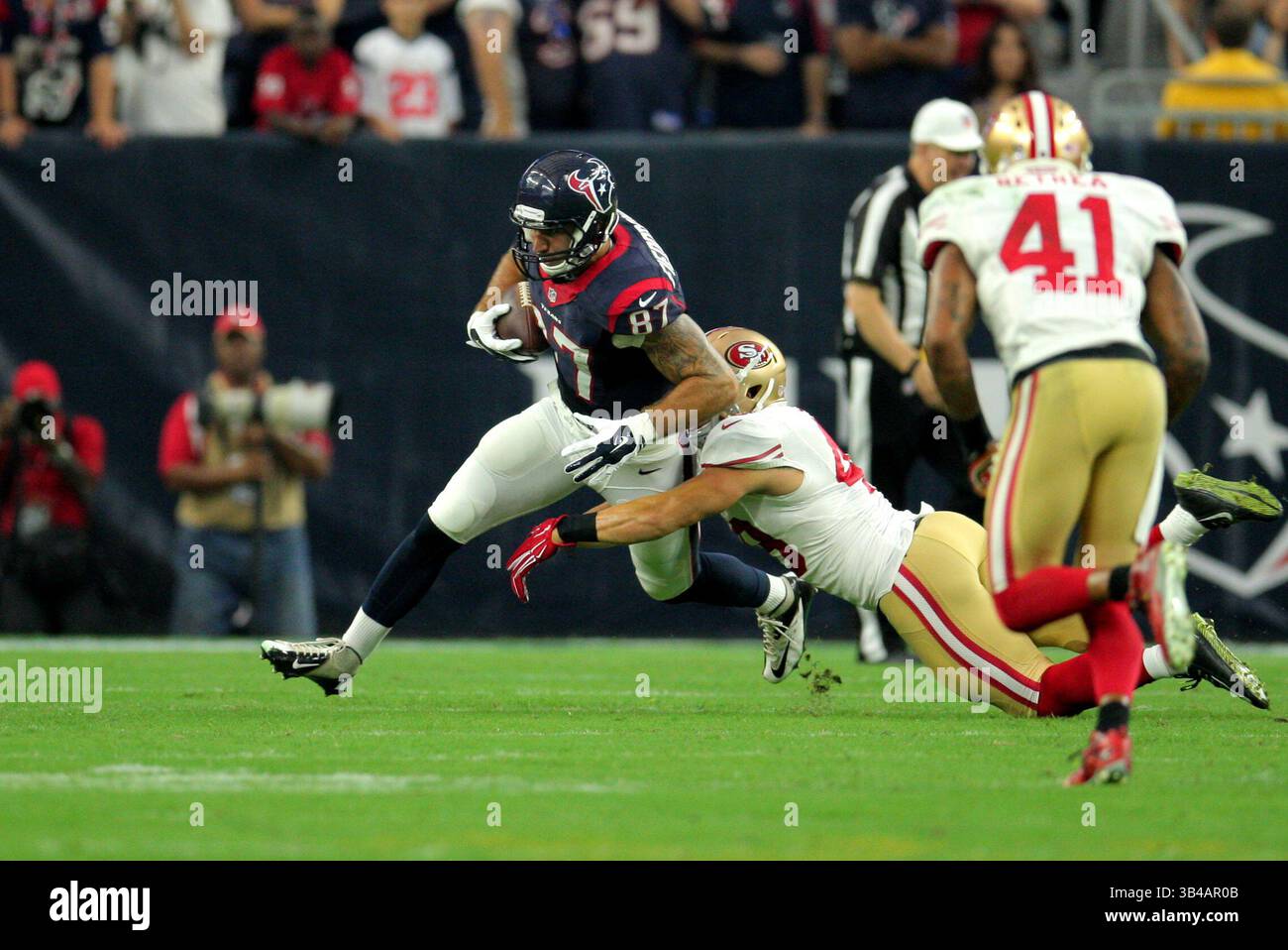 Shayne Skov leaves Dolphins game with knee injury, image size:1300x958