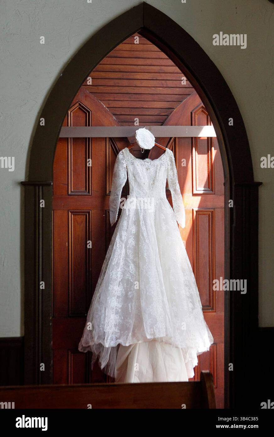 Vintage bridal gown gowns hi-res stock photography and images - Alamy Vintage bridal gown gowns hi-res stock photography and images - Alamy