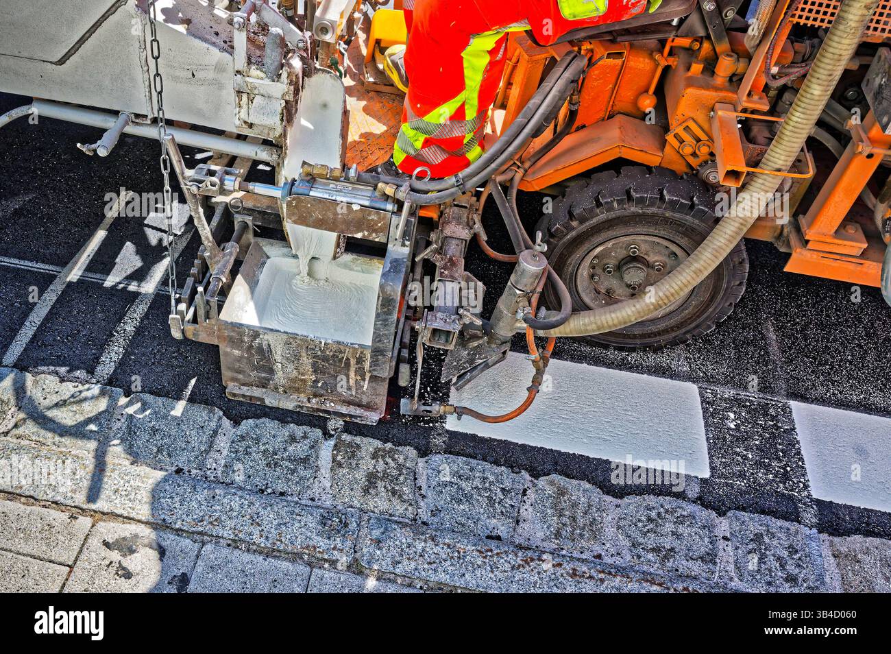 Bald sind die Straßenarbeiten abgeschlossen. Die Fahrbahnmarkierung wird aufgetragen. Traunstein Bayern Deutschland *** The roadworks will soon be completed The road markings are being applied Traunstein Bavaria Germany Copyright: xRolfxPossx Stock Photo