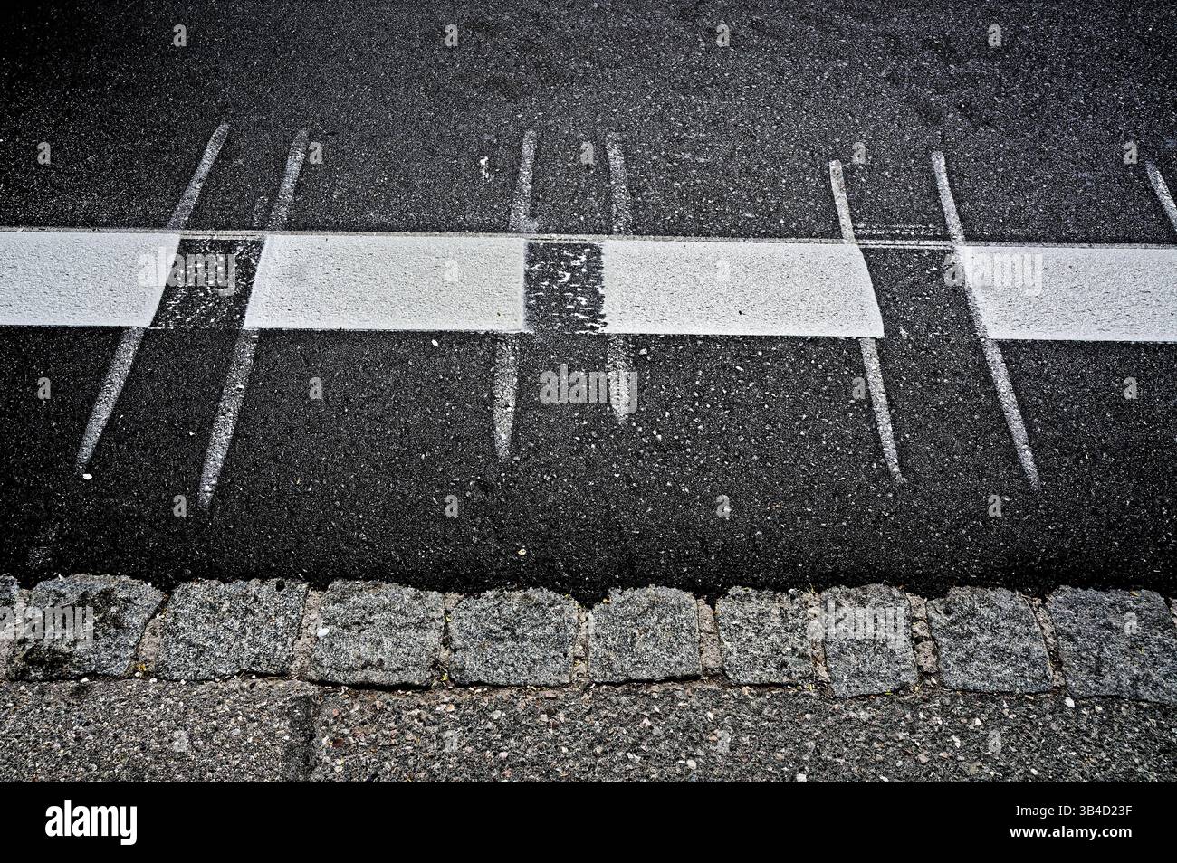 Bald sind die Straßenarbeiten abgeschlossen. Die Fahrbahnmarkierung wird aufgetragen. Traunstein Bayern Deutschland *** The roadworks will soon be completed The road markings are being applied Traunstein Bavaria Germany Copyright: xRolfxPossx Stock Photo