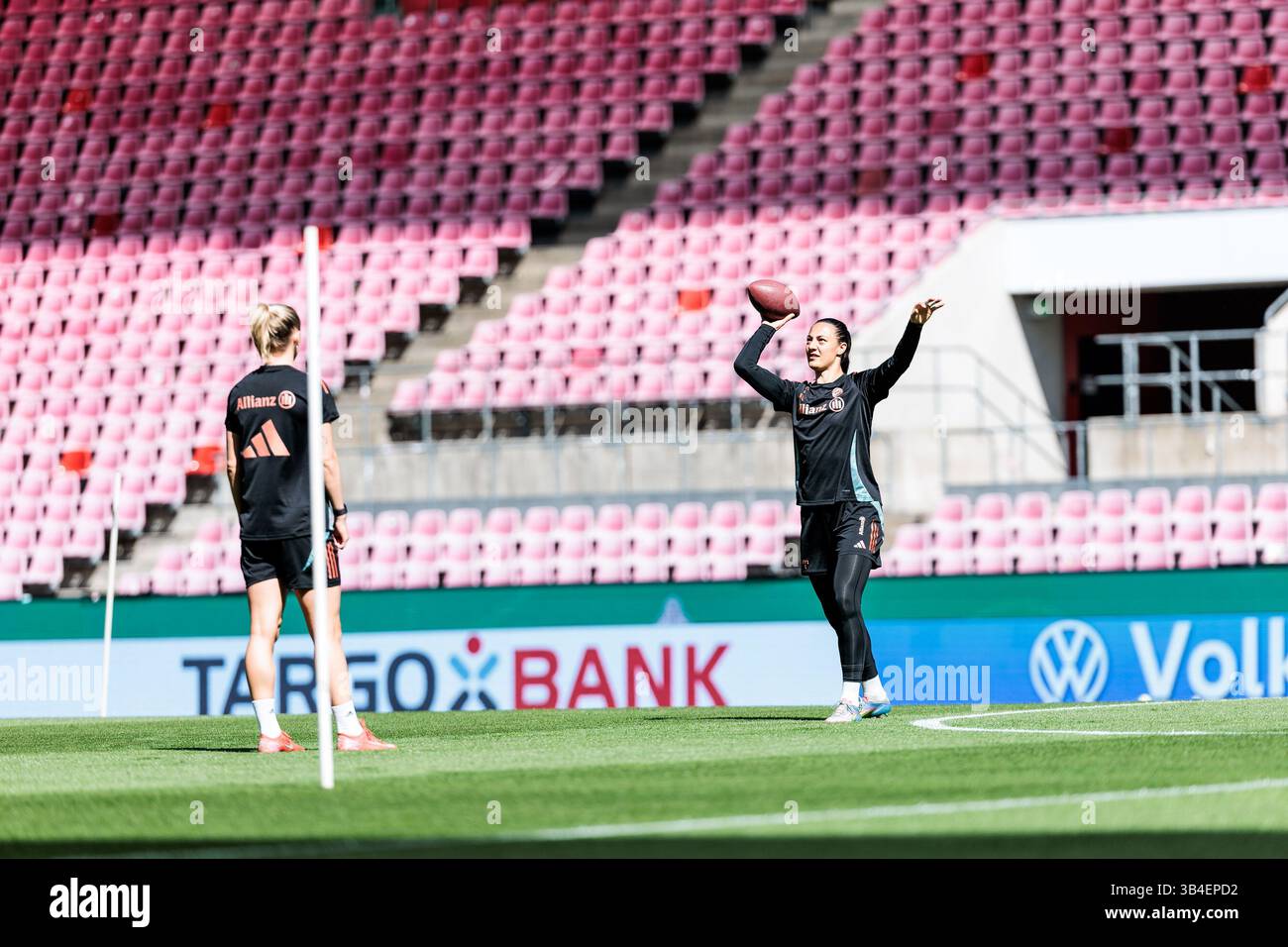 Maria Luisa Grohs (FC Bayern M?nchen, 1) mit Football 45. DFB-Pokal ...